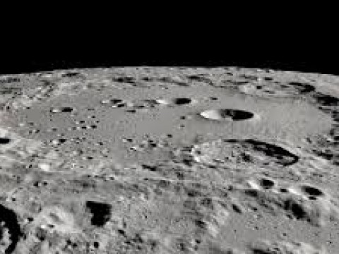 Hallan "agua en la luna"y bolsas que pueden albergarla