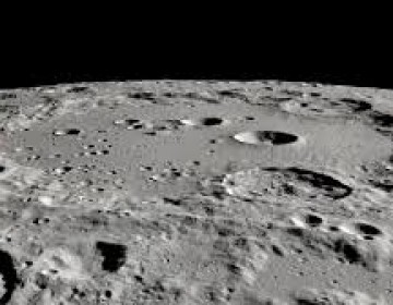 Hallan "agua en la luna"y bolsas que pueden albergarla