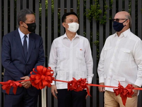 Hipolito y Leonel  intercambian palabras en inauguraci&oacute;n de nueva embajada China