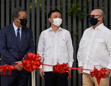 Hipolito y Leonel  intercambian palabras en inauguraci&oacute;n de nueva embajada China