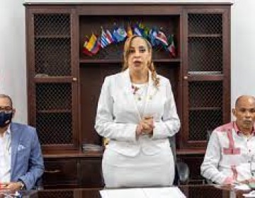 Katiusca B&aacute;ez toma posesi&oacute;n en el Inposdom y promete seguir "la modernizaci&oacute;n y buen funcionamiento del correo"