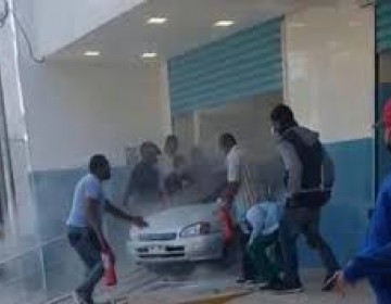 12 Heridos tras conductora perder el control del veh&iacute;culo en centro medico Villa Mella