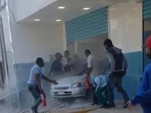 12 Heridos tras conductora perder el control del veh&iacute;culo en centro medico Villa Mella