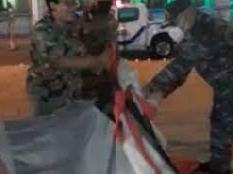 PN desaloja defensoras de las tres causales del frente del Congreso
