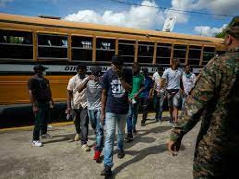 La "camiona" dominicana y su &uacute;nico destino: la deportaci&oacute;n a Hait&iacute;