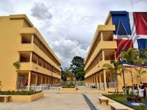 Estudiante se lanza de 2 piso en liceo y se fractura pierna por RD$100 pesos