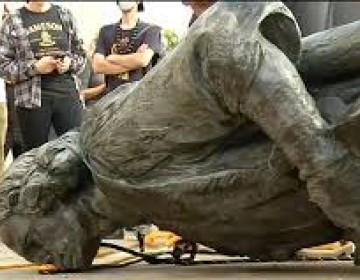 Derriban estatuas en protestas del D&iacute;a de Col&oacute;n en Oreg&oacute;n EE.UU.