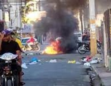Un joven herido, quema de neum&aacute;ticos y basura en las calles durante huelga en el Cibao