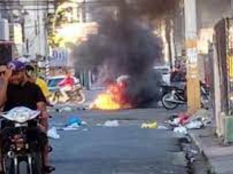 Un joven herido, quema de neum&aacute;ticos y basura en las calles durante huelga en el Cibao