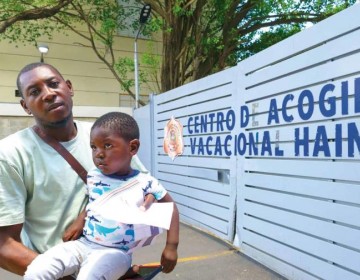 La desesperaci&oacute;n arropa a los familiares de detenidos en el Vacacional de Haina