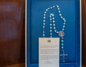 Los detalles del rosario de la dise&ntilde;adora M&oacute;nica Varela que le regal&oacute; Abinader al papa Francisco