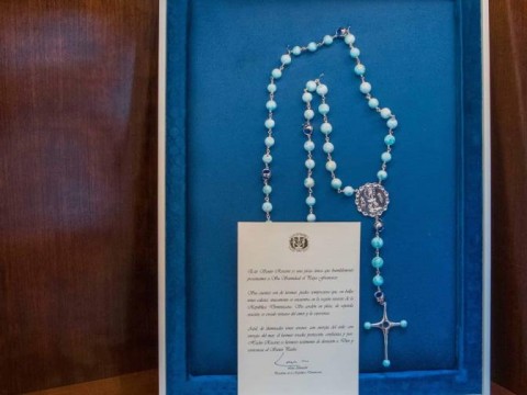 Los detalles del rosario de la dise&ntilde;adora M&oacute;nica Varela que le regal&oacute; Abinader al papa Francisco