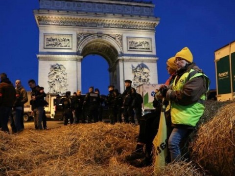 Agricultores franceses protestan junto al Arco del Triunfo, 66 personas detenidas