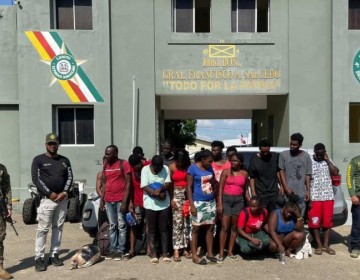 Encuentran 17 haitianos indocumentados ocultos en el ba&uacute;l de un veh&iacute;culo en Dajab&oacute;n