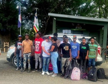 Detienen a dos dominicanos acusados de transportar haitianos ilegales en Santiago Rodr&iacute;guez