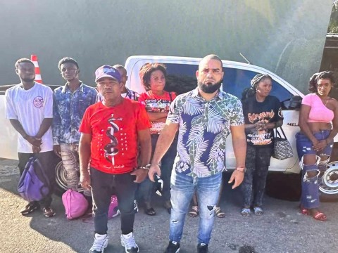 Funcionario de Obras P&uacute;blicas en Dajab&oacute;n es apresado transportando 10 haitianos indocumentados