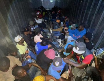 Detienen furg&oacute;n con 52 haitianos indocumentados frente a la fortaleza de Mao