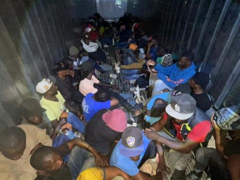 Detienen furg&oacute;n con 52 haitianos indocumentados frente a la fortaleza de Mao