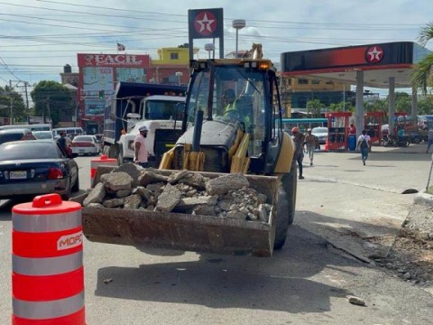 Obras P&uacute;blicas interviene tramo de la avenida Isabel Aguiar afectado por lluvias
