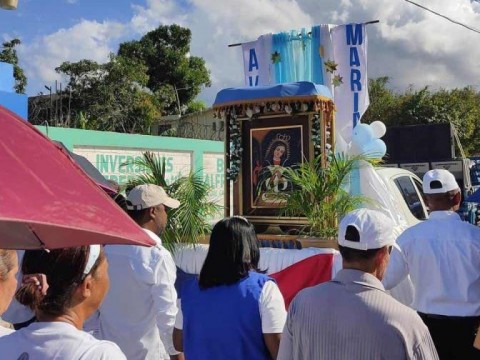 Devotos cat&oacute;licos ante la fe y gratitud por la Virgen de La Altagracia