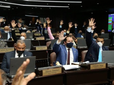 Diputados del PLD y Fuerza del Pueblo se unen en rechazo al Toque de Queda