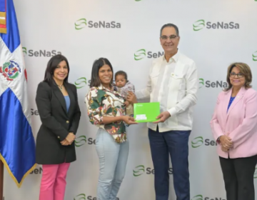 Director de SeNaSa entrega carn&eacute; a madre del primer beb&eacute; nacido en 2024