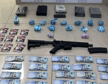 Arrestan a hombre con un fusil, drogas y dinero en efectivo en el Distrito Nacional