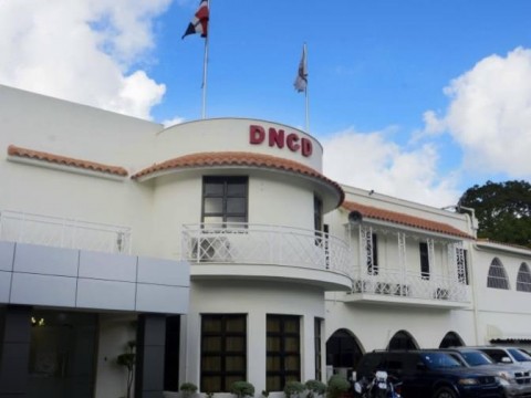 Presidente Abinader crea mediante decreto 301-23 reglamento crea la Carrera del Agente de la DNCD