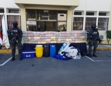 DNCD decomisa 444 paquetes de coca&iacute;na en la costa de SPM; hay dos detenidos