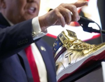 Colonias, zapatos y Biblias: el merchandising de Trump para ganar dinero y crear comunidad