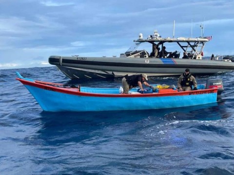 Arrestan a dos dominicanos a bordo de una yola con 77 kilos de coca&iacute;na al oeste de Puerto Rico