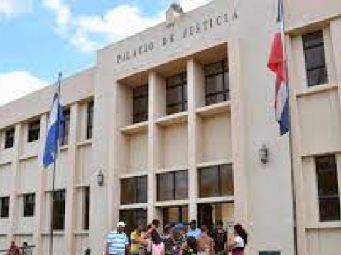 Coerci&oacute;n a director escuela por seducir alumna