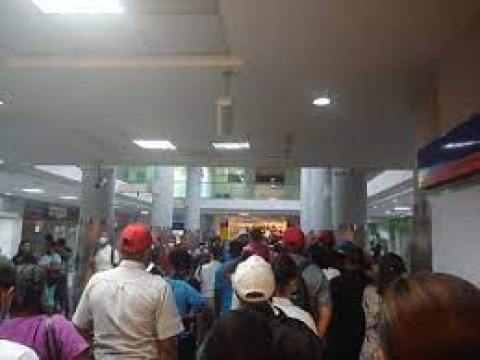  Aglomeraci&oacute;n en el transfer del Metro de Santo Domingo