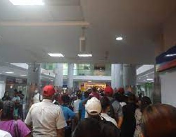  Aglomeraci&oacute;n en el transfer del Metro de Santo Domingo