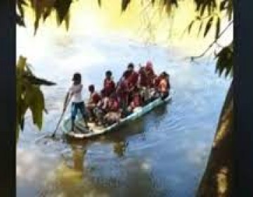Estudiantes tienen que tomar una yola y caminar m&aacute;s de una hora para ir a la escuela en Bajo Yuna