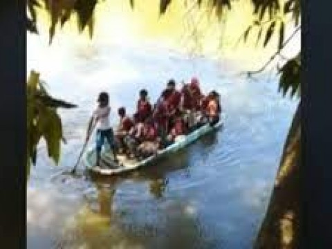 Estudiantes tienen que tomar una yola y caminar m&aacute;s de una hora para ir a la escuela en Bajo Yuna