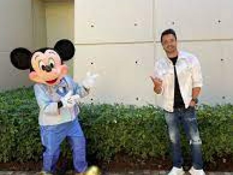 Luis Fonsi, el padre m&aacute;s &ldquo;ch&eacute;vere&rdquo; por estar en espect&aacute;culo Disney