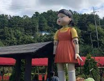 El juego del calamar: la historia de la gigantesca y siniestra mu&ntilde;eca que existe m&aacute;s all&aacute; de la serie