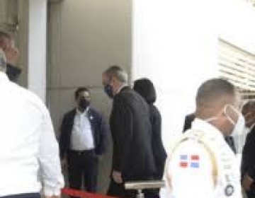 Presidente Abinader acude a dar p&eacute;same a familiares de arquitecta asesinada