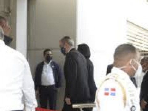 Presidente Abinader acude a dar p&eacute;same a familiares de arquitecta asesinada