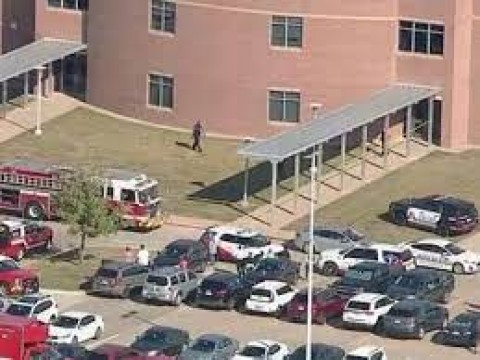 Varios heridos tras tiroteo en una escuela secundaria de Texas
