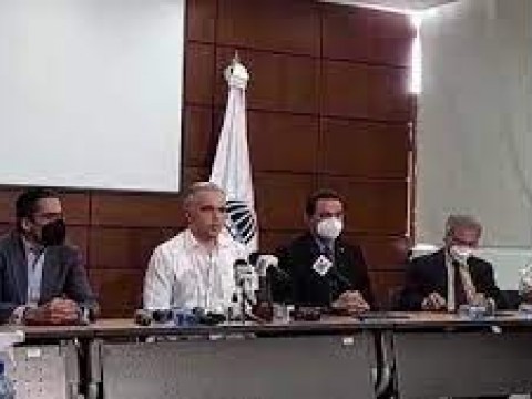 Colegio M&eacute;dico pone fin a lucha de aumento tras firma de acuerdo con Gobierno y ARS
