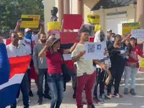 Protestan contra la &lsquo;vacuna obligatoria&rsquo;