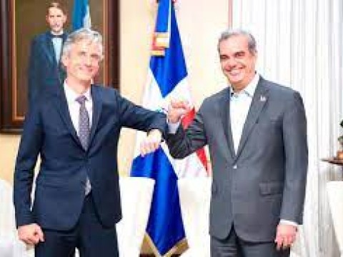 Presidente Abinader recibe al vicepresidente del Banco Mundial Carlos Felipe Jaramillo