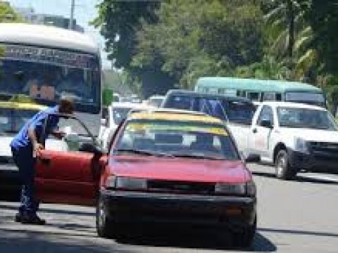 Transportistas bajan precios del pasaje tras rebajas de los combustibles