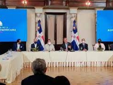 Abinader asegura becas ya no se otorgar&aacute;n por &ldquo;cu&ntilde;a&rdquo;
