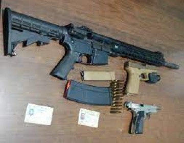 Apresa hombre en un cementerio con fusil M-16, una pistola y US$2,187