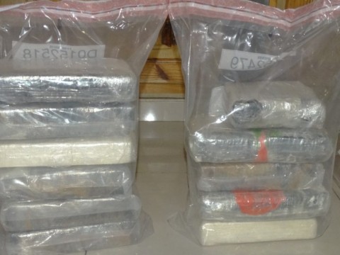 Dos detenidos al ingresar al pa&iacute;s 250 paquetes de coca&iacute;na en una lancha