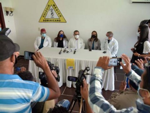 Colegio M&eacute;dico acusa al gobierno por rebrote de COVID-19 por bajar la guardia 