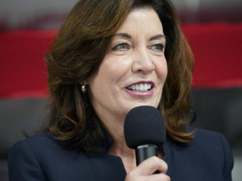 Kathy Hochul asume como gobernadora de New York tras renuncia de Cuomo